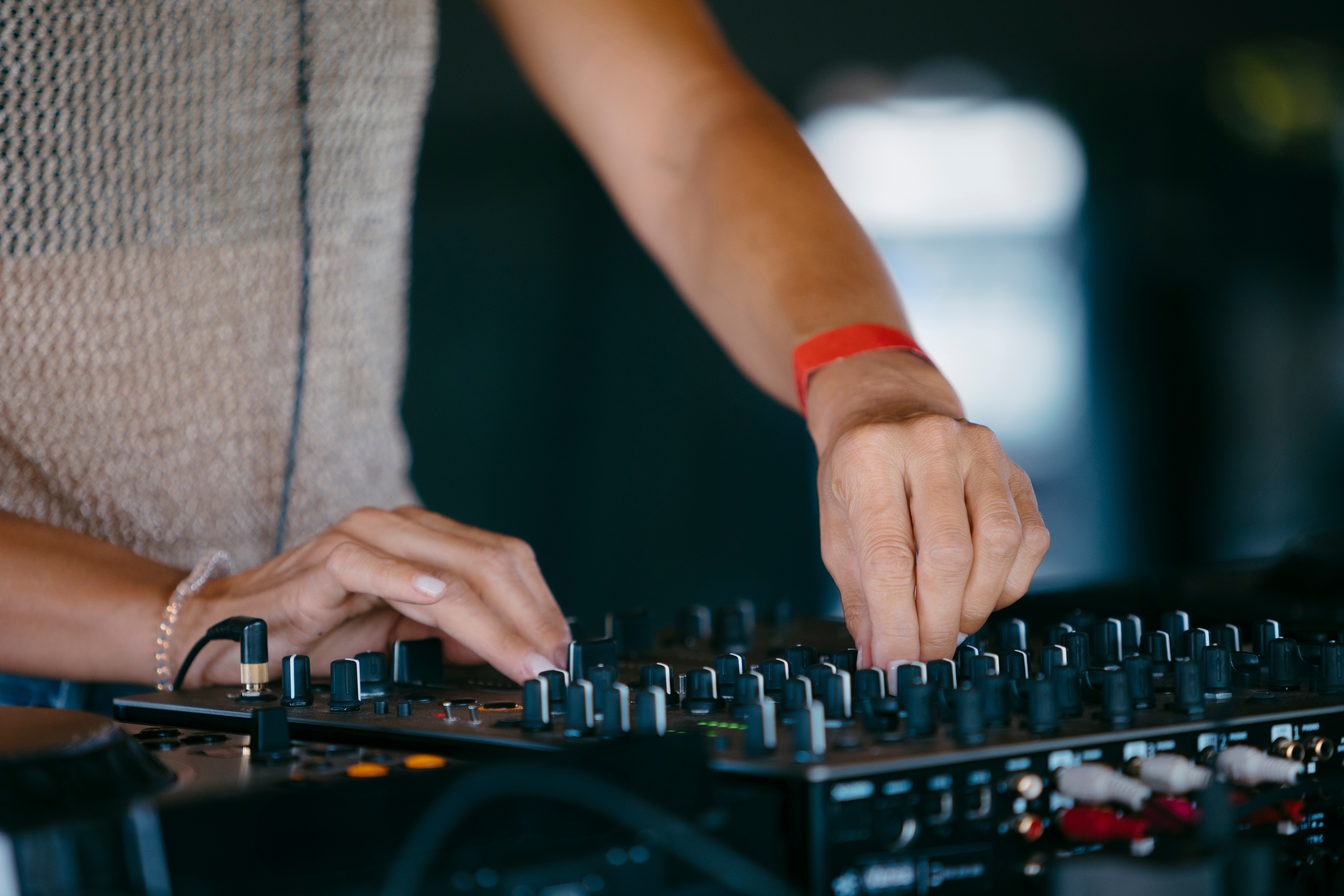 Uitleendienst Provincie Oost-Vlaanderen pakt uit met nieuw audio- en videomateriaal